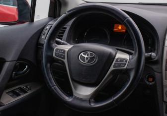 Подержанный автомобиль Toyota Avensis Sedan 2011 года (15 фото)