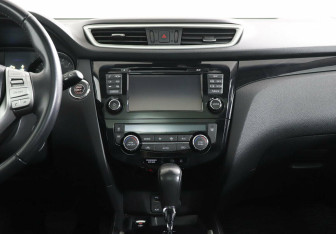 Подержанный автомобиль Nissan Qashqai 2016 года (8 фото)