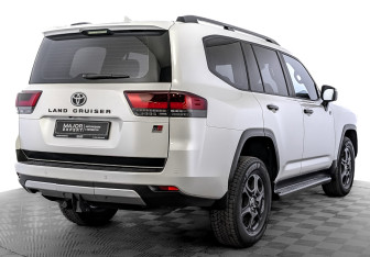 Подержанный автомобиль Toyota Land Cruiser Suv 2022 года (5 фото)