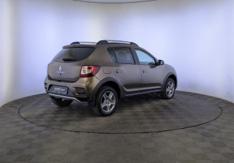 Подержанный автомобиль Renault Sandero 2021 года (5 фото)