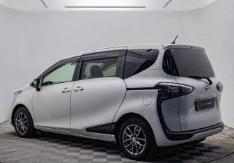 Подержанный автомобиль Toyota Sienta 2017 года (3 фото)