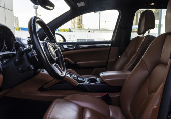Подержанный автомобиль Porsche Cayenne 2016 года (12 фото)