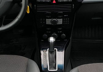 Подержанный автомобиль Opel Astra Sedan 2012 года (12 фото)