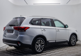 Подержанный автомобиль Mitsubishi Outlander 2018 года (5 фото)
