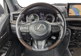 Подержанный автомобиль Lexus LX 2017 года (22 фото)