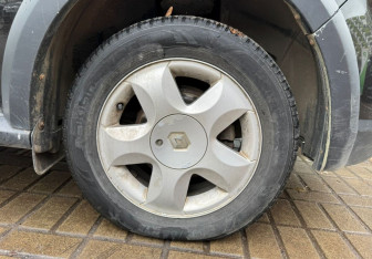 Подержанный автомобиль Renault Sandero 2013 года (13 фото)