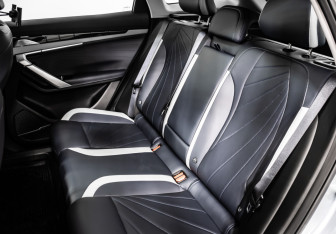 Подержанный автомобиль Geely Atlas 2023 года (13 фото)