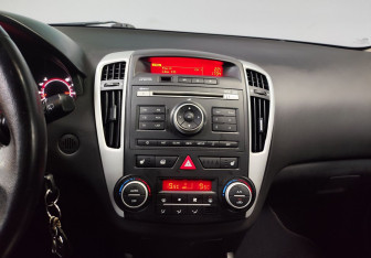 Подержанный автомобиль Kia Ceed Hatchback 2010 года (17 фото)