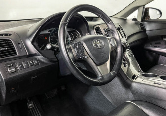 Подержанный автомобиль Toyota Venza 2013 года (13 фото)