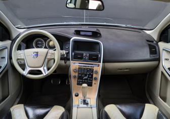 Подержанный автомобиль Volvo XC60 2010 года (9 фото)