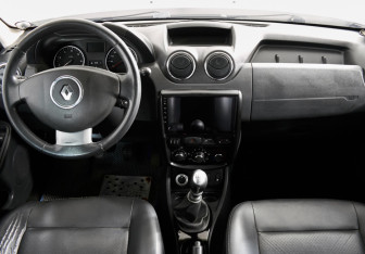 Подержанный автомобиль Renault Duster 2012 года (11 фото)