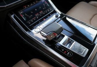 Подержанный автомобиль Audi Q8 2019 года (22 фото)