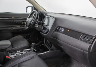 Подержанный автомобиль Mitsubishi Outlander 2018 года (9 фото)