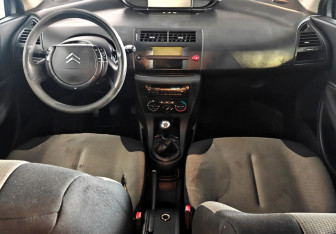 Подержанный автомобиль Citroen C4 Hatchback 2009 года (11 фото)