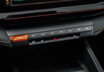 Подержанный автомобиль Changan UNI-V 2023 года (30 фото)