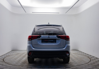 Подержанный автомобиль Mitsubishi Outlander 2021 года (6 фото)