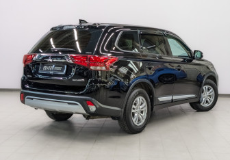 Подержанный автомобиль Mitsubishi Outlander 2019 года (5 фото)