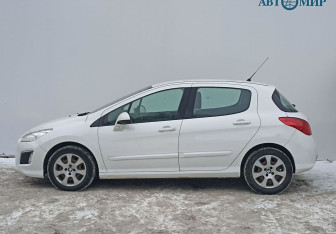 Подержанный автомобиль Peugeot 308 Hatchback 2012 года (8 фото)