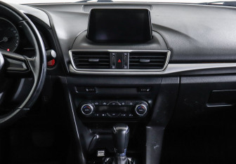 Подержанный автомобиль Mazda 3 Hatchback 2016 года (8 фото)