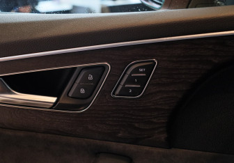 Подержанный автомобиль Audi Q8 2019 года (23 фото)
