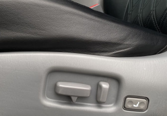 Подержанный автомобиль Toyota Land Cruiser Suv 2000 года (21 фото)