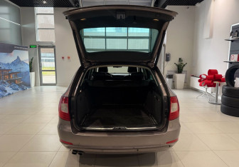 Подержанный автомобиль Skoda Superb Wagon 2012 года (9 фото)