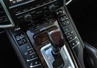 Подержанный автомобиль Porsche Cayenne 2012 года (16 фото)