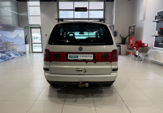 Подержанный автомобиль Volkswagen Sharan 2003 года (5 фото)