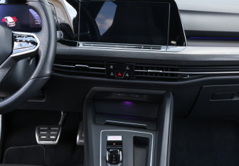 Подержанный автомобиль Volkswagen Golf GTI Hatchback 2022 года (14 фото)