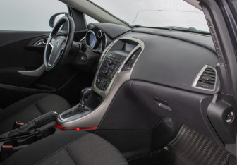 Подержанный автомобиль Opel Astra Wagon 2012 года (9 фото)