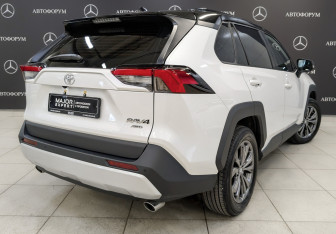 Подержанный автомобиль Toyota RAV4 2025 года (5 фото)