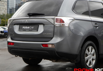 Подержанный автомобиль Mitsubishi Outlander 2013 года (16 фото)