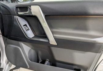 Подержанный автомобиль Toyota Land Cruiser Prado 2013 года (24 фото)