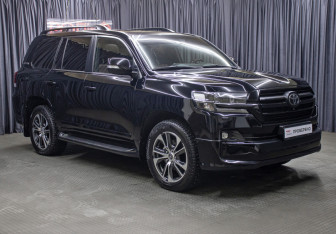 Подержанный автомобиль Toyota Land Cruiser Suv 2020 года (3 фото)
