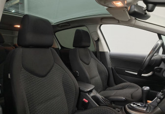 Подержанный автомобиль Peugeot 308 Hatchback 2012 года (12 фото)