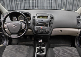 Подержанный автомобиль Kia Ceed Hatchback 2009 года (14 фото)