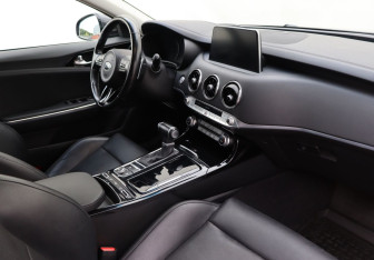 Подержанный автомобиль Kia Stinger 2019 года (12 фото)