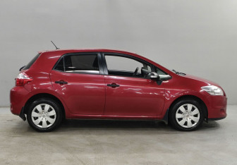 Подержанный автомобиль Toyota Auris Hatchback 2011 года (4 фото)