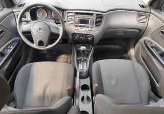 Подержанный автомобиль Kia Rio Sedan 2011 года (10 фото)