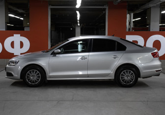 Подержанный автомобиль Volkswagen Jetta Sedan 2013 года (8 фото)
