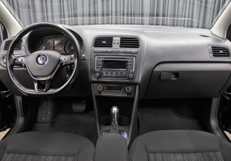 Подержанный автомобиль Volkswagen Polo Sedan 2015 года (14 фото)