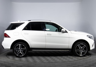Подержанный автомобиль Mercedes-Benz GLE 2015 года (4 фото)