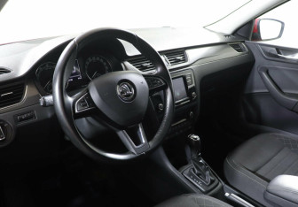 Подержанный автомобиль Skoda Rapid Liftback 2017 года (8 фото)