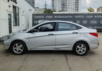 Подержанный автомобиль Hyundai Solaris Sedan 2012 года (8 фото)