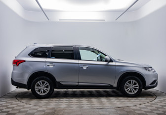 Подержанный автомобиль Mitsubishi Outlander 2019 года (4 фото)