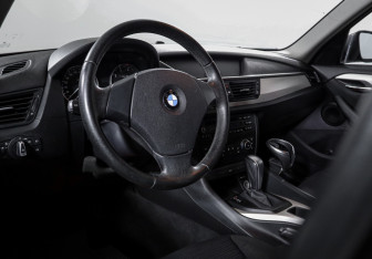 Подержанный автомобиль BMW X1 2012 года (14 фото)