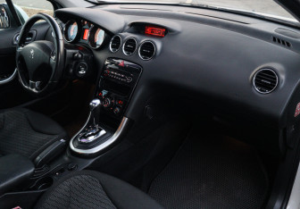 Подержанный автомобиль Peugeot 308 Hatchback 2011 года (7 фото)