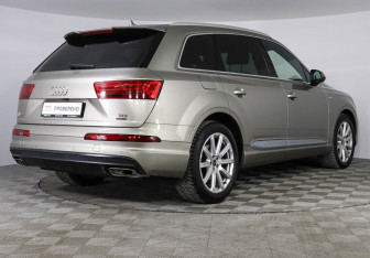 Подержанный автомобиль Audi Q7 2016 года (5 фото)