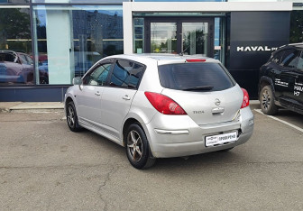 Подержанный автомобиль Nissan Tiida Hatchback 2011 года (7 фото)