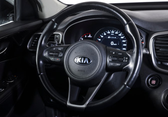 Подержанный автомобиль Kia Sorento 2016 года (15 фото)